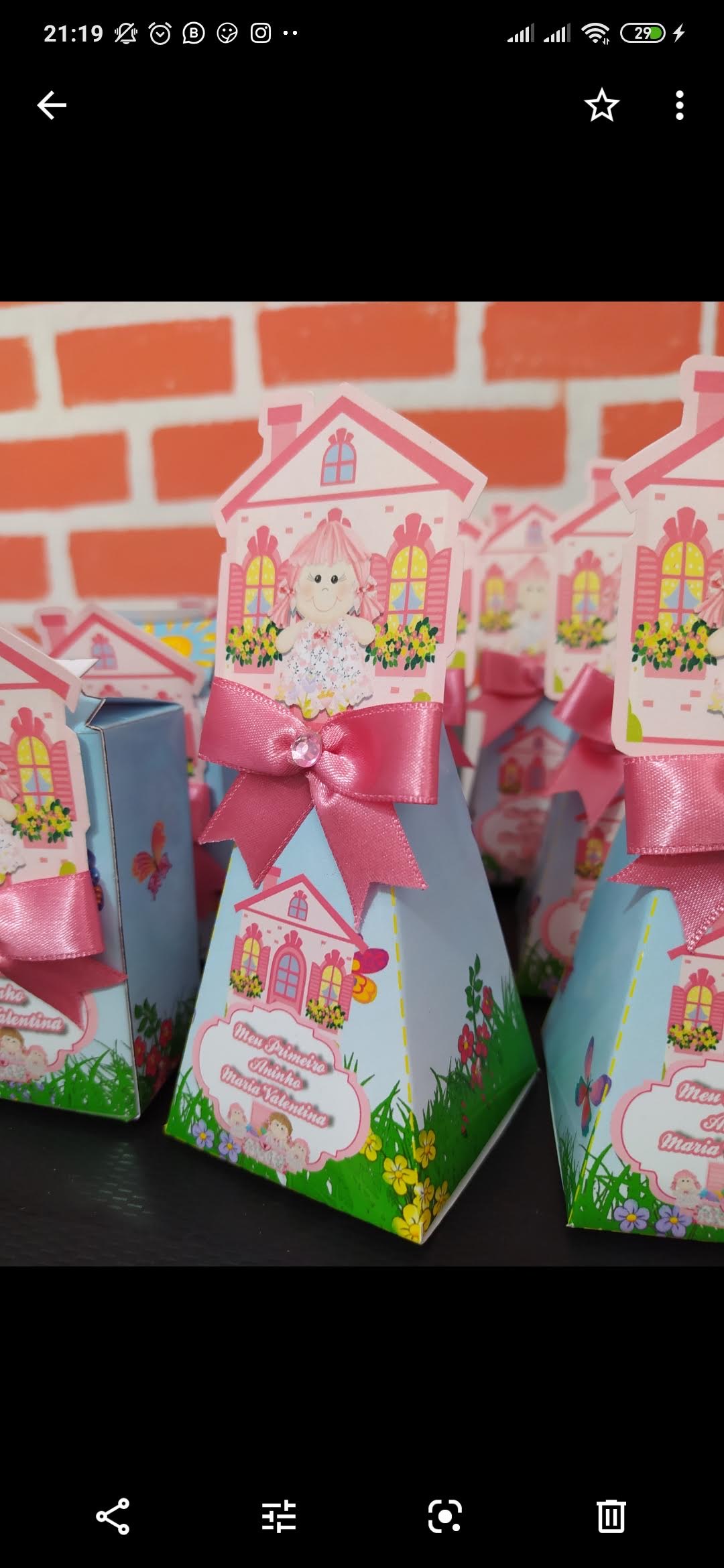 Caixinhas personalizadas em tons de rosa e azul com laços