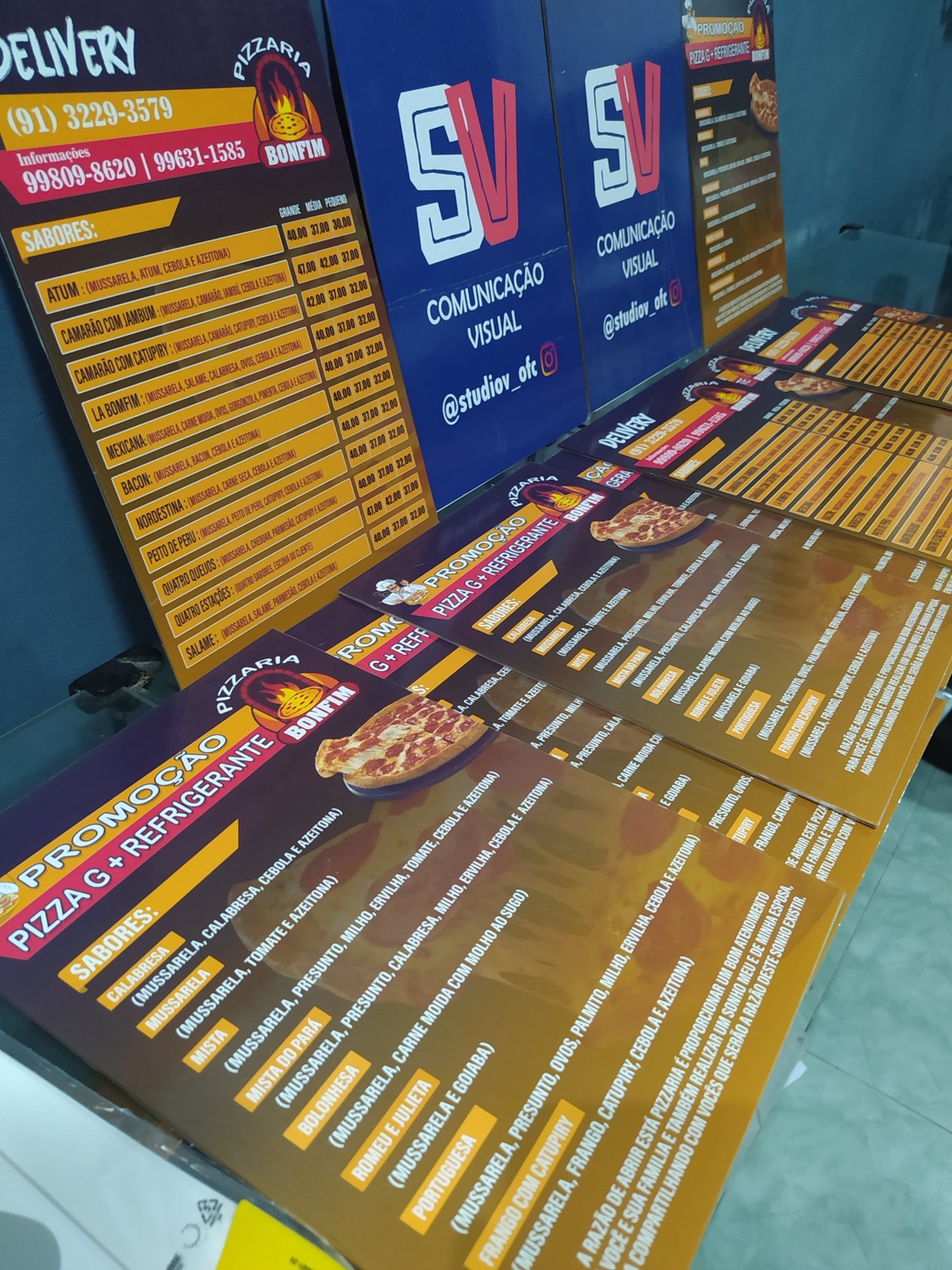 Cardápios amarelos e marrons impressos para uma pizzaria