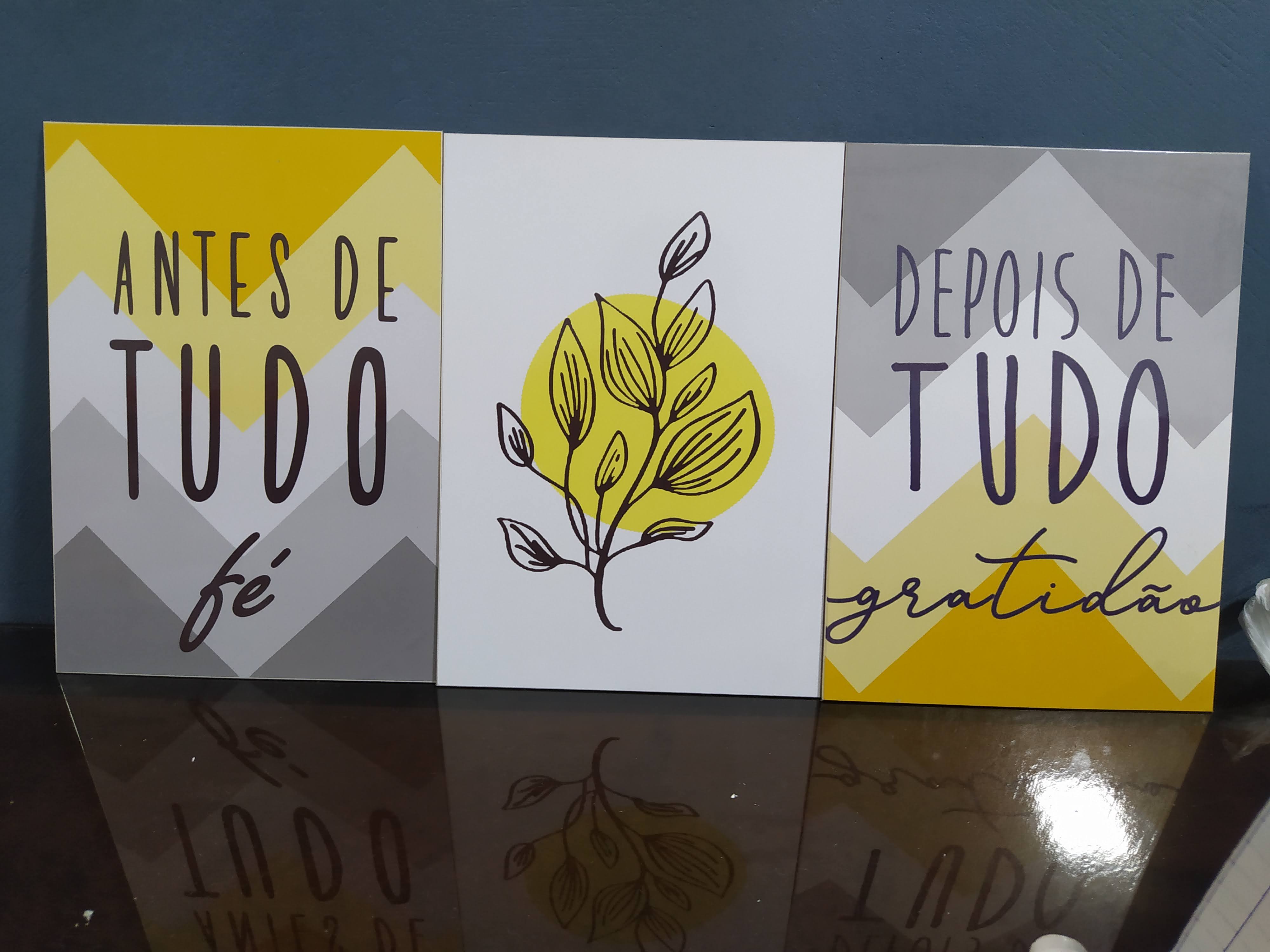 Trio de quadros decorativos em amarelo e cinza com frases
