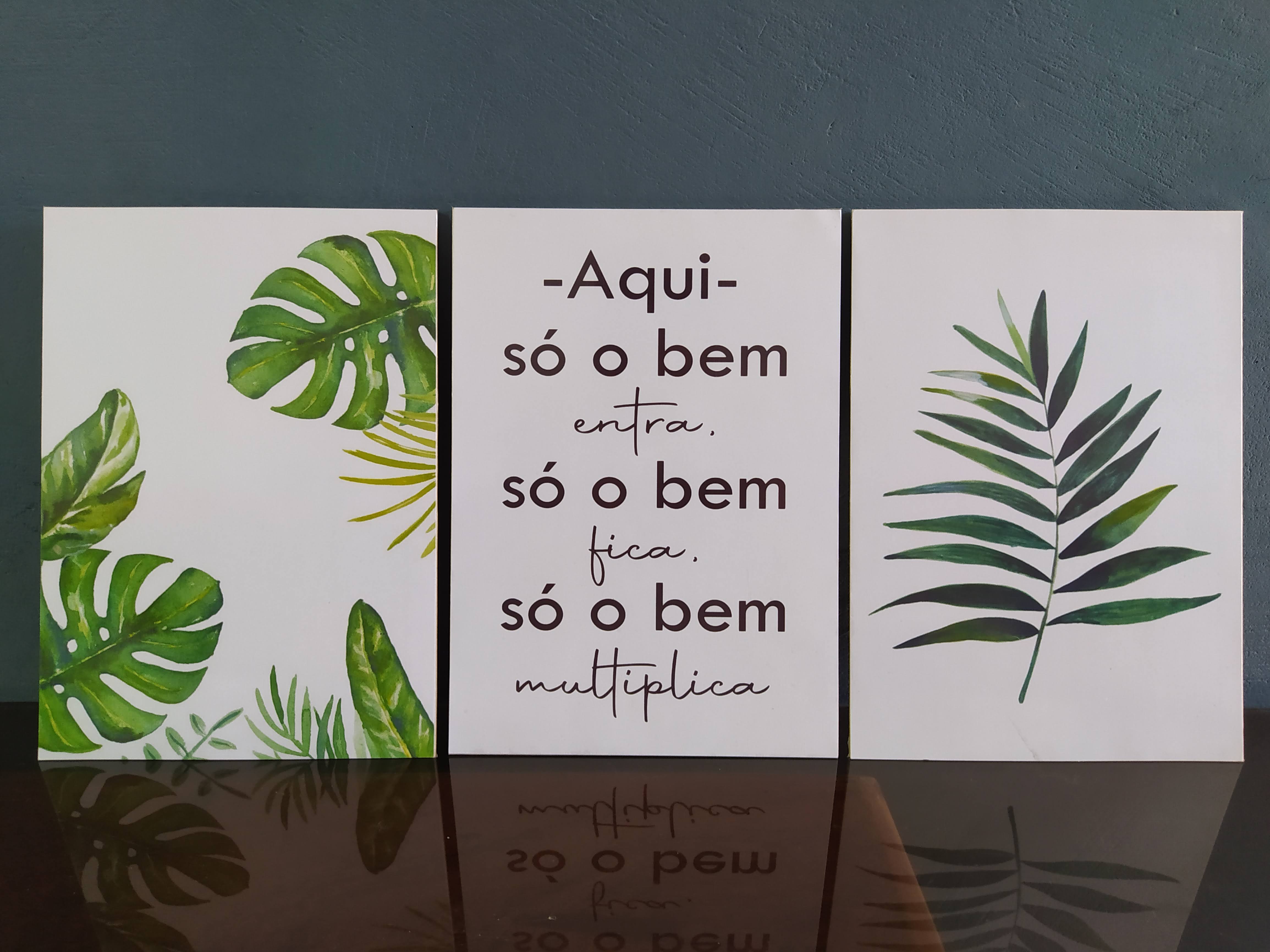 Trio de quadros decorativos com folhagens verdes e frase